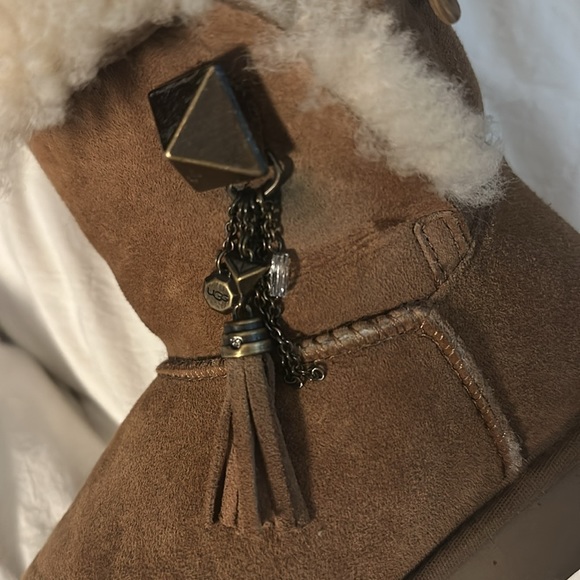UGG CHESTNUT SHORT WITH CHARM INSTEAD OF BUTTON SIZE 8 USED - Picture 3 of 4